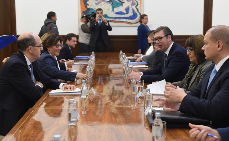 Вучић: Уласком тзв. војске Косова на север КиМ Србија би била сатерана у ћошак; Трента: Кфор ће наставити да игра важну улогу на КиМ