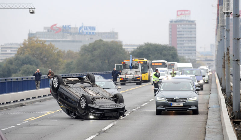 ХАОС НА БРАНКОВОМ МОСТУ: Аутомобил се преврнуо на кров, две особе повређене (ФОТО)