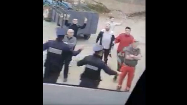 „ЛЕЗИТЕ ДОЛЕ“: Oвако су Албанци каменовали аутобус са српским верницима на Космету (ВИДЕО)