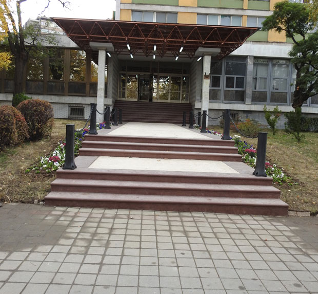 БИА О ВАНДАЛИЗМУ У БОРУ: Оштећене степенице немају везе са улазом у наше просторије (ФОТО)