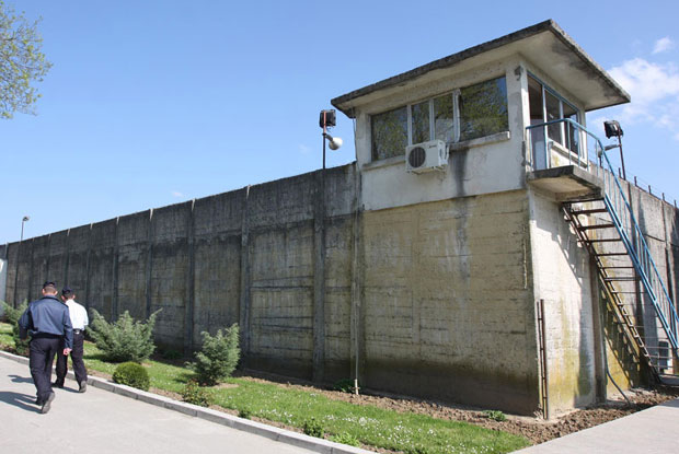  ПРОТЕСТ ПРОТИВ ЛОШИХ УСЛОВА: Затвореници у Спужу запалили ћелију у протесту 