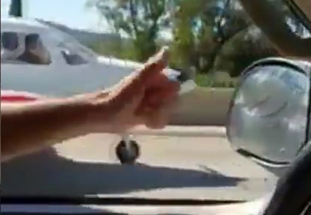 НЕСТВАРАН ПРИЗОР: Возачи запрепашћено претицали авион који слеће на аутопут (ВИДЕО)