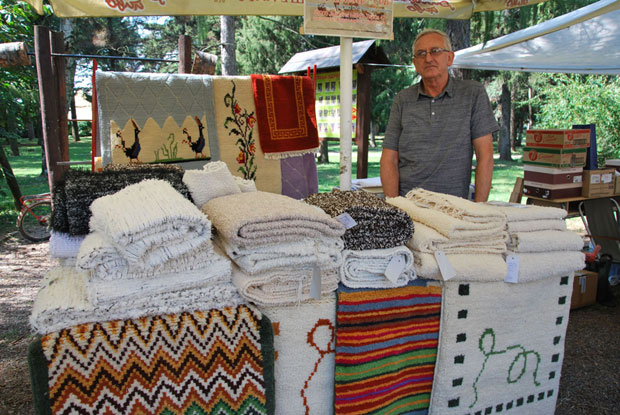 ТЕПИСИ КАО УМЕТНОСТ: Ручно израђује простирке већ пола века