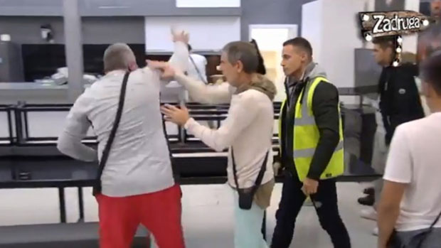 ВАНРЕДНО СТАЊЕ У ЗАДРУЗИ: Мики урлао, претио и ударао песницама у зид, обезбеђење у кућу улетело муњевитом брзином (ВИДЕО)