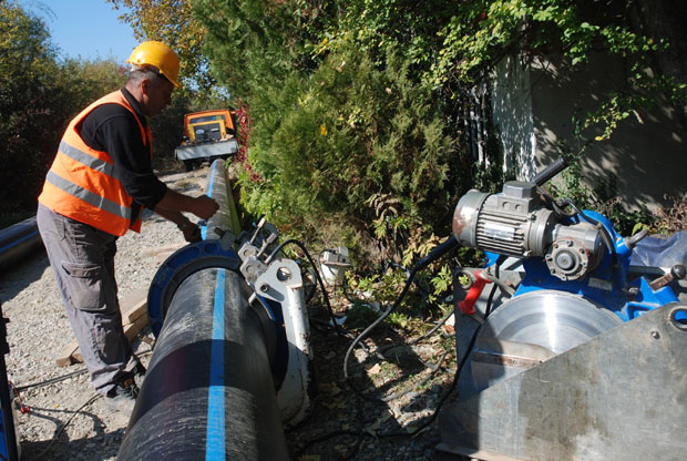 ДЕЦЕНИЈАМА ЧЕКАЛИ ЗДРАВУ ВОДУ: Трстеничани граде цевовод 