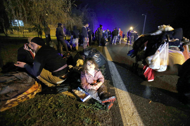 Стотине миграната провело ноћ на отвореном код граничног прелаза Изачић (ФОТО)