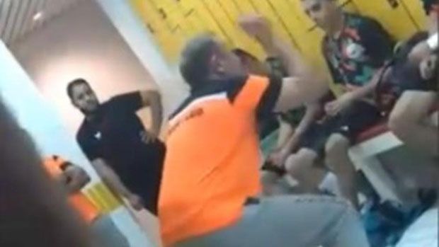 УРНЕБЕСАН ГОВОР СРПСКОГ ТРЕНЕРА: Немој sleep! We played ко к***, стојиш овако и чачкаш ја*а (ВИДЕО)