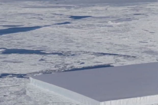 Фасцинантни правоугаони ледени брег снимљен на Јужном полу