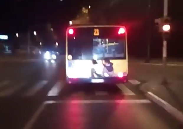 НЕПРИМЕРЕНА ДЕЧЈА ИГРА: Кешање на аутобус плаши возаче