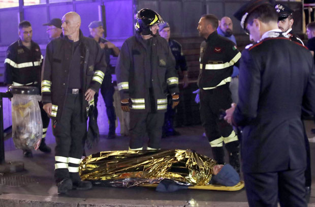 НОЋ СТРАВЕ У РИМУ: Рус убоден ножем, туче и хапшења, једном навијачу ампутирана нога (ВИДЕО)