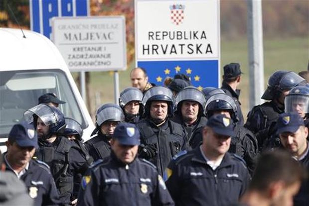 Полицајац и два мигранта повређени на граници БиХ и ХР