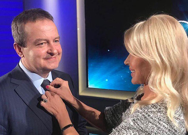 Оливера средила кравату Дачићу