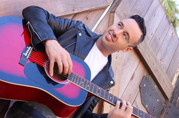 ЈЕЗИВА СМРТ РЕПЕРА: Пао са крила авиона (ВИДЕО)