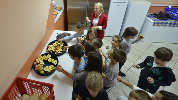 ЗБОГОМ БРЗОЈ ХРАНИ: У већини новосадских осмолетки припремају ђачке оброке