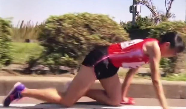 ФАНАТИЧНА БОРБА СА БОЛОМ: Тркачица са сломљеном ногом крвава пузала до циља (ВИДЕО)