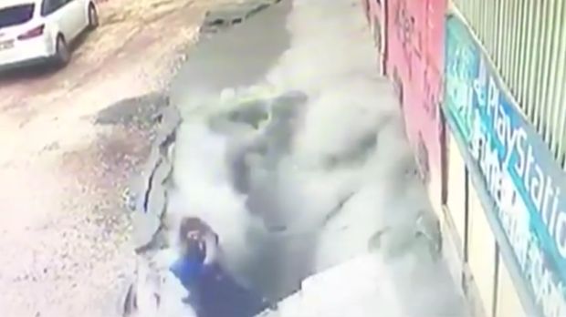 ЈЕЗИВА СЦЕНА У ТУРСКОЈ: Тло прогутало две жене (ВИДЕО)