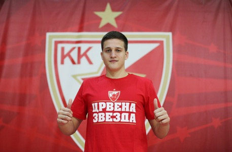 СТЕВАН КАРАПАНЏИЋ НОВИ ПЛЕЈМЕЈКЕР ЗВЕЗДЕ: Из Партизана право у редове вечитог ривала