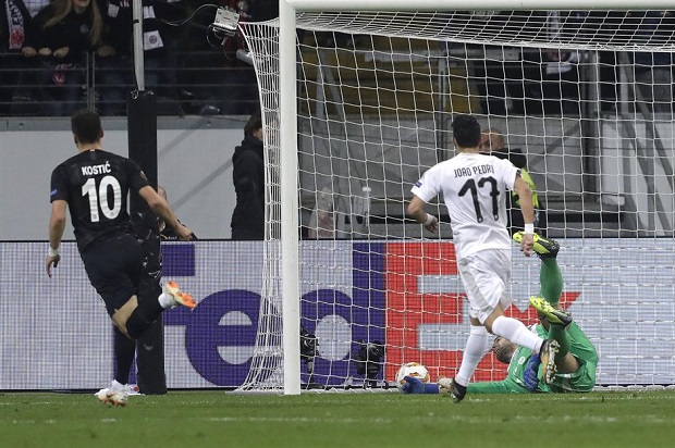 ЛЕ: Костић уз невероватан кикс голмана донео вођство Ајнтрахту, Николићев Видеотон срушио ПАОК у гостима, голеада у Шпанији,  Арсеналов 11. тријумф у низу