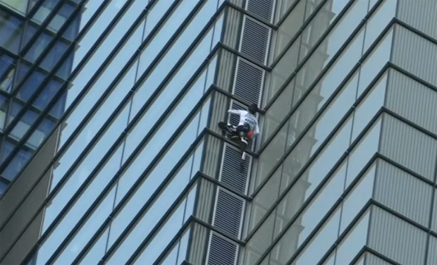 Спајдермен опет на облакодеру,скупља новац за катедралу