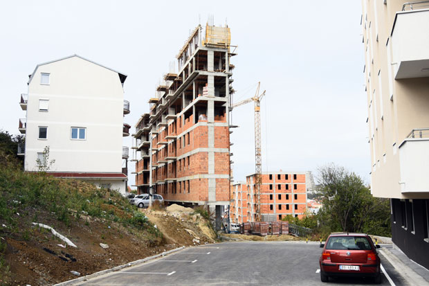 НИЧЕ ОБЈЕКАТ НА НЕПРИСТУПАЧНОЈ ЛОКАЦИЈИ: Плазма ТВ на седам спратова, радови стопирани? 
