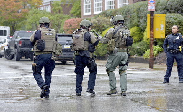 НАПАДАЧ ВИКАО СВИ ЈЕВРЕЈИ МОРАЈУ ДА УМРУ: Убијено 11 особа у пуцњави у близини синагоге, рањени и полицајци (ФОТО+ВИДЕО)