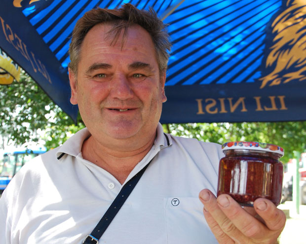 Скинуо униформу да подржи супругу