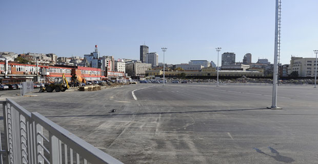 Прво селе паркинг, па путнике