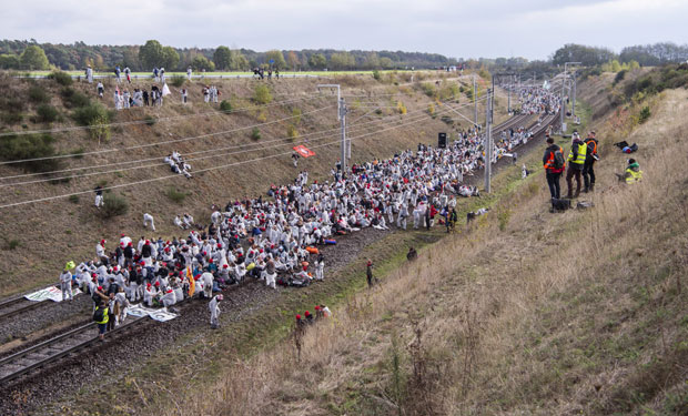 ПРОТЕСТИ У НЕМАЧКОЈ: Више хиљада људи против крчења шуме због рудника