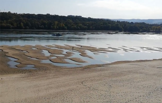  Због ниског Дунава стао саобраћај у Мађарској,у Новом Саду шетају по спруду (ВИДЕО)