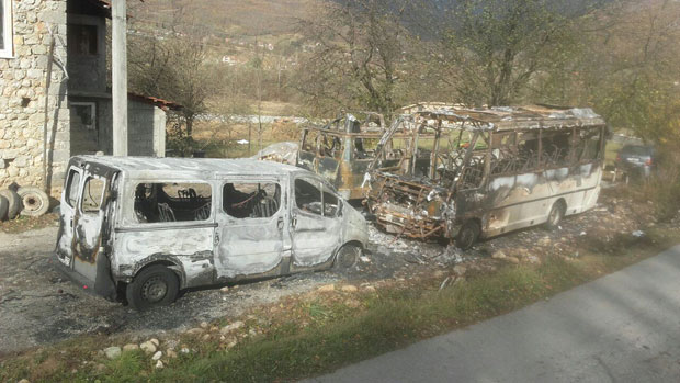 Изгорела три комбија РК Беране 2003 (ФОТО)