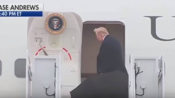 Доналд Трамп не уме да затвори кишобран? (ВИДЕО)