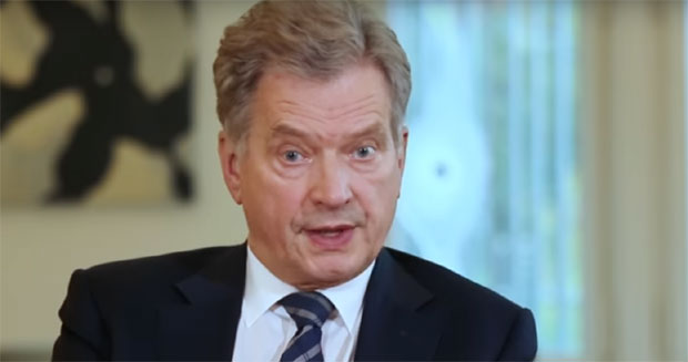 Председник сео на степенице да послуша говор супруге

