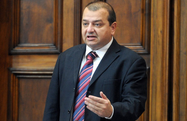 Шпијунка: Муке око хаљине