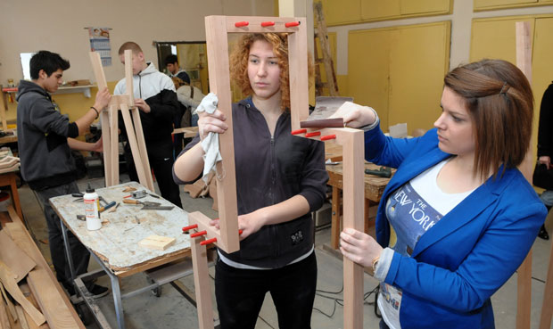 ПРЕДУЗЕЋА ТРАЖЕ ПОВЛАСТИЦЕ: Очекују да држава плати праксу ђака!