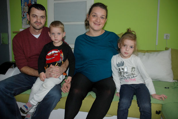 ТРСТЕНИЧАНКА ПРИМЕР ЗА МНОГЕ: Анђелина јача и од болести, чека треће дете