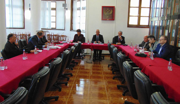 Фотељу дала партија