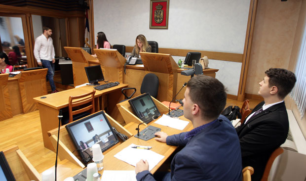 Снимање суђења уз претварање гласа у текст на рачунару