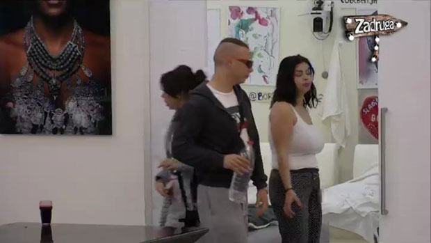 БРЕНДОН БРУТАЛНО ИЗВРЕЂАО МИНУ: Ти си лоповчина “крембецил“ и крмак (ВИДЕО)