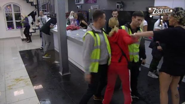 ХАОС У БЕЛОЈ КУЋИ: Надежда покушала да погоди тањиром Луну, Адам побеснео, па појурио за њом! (ВИДЕО)