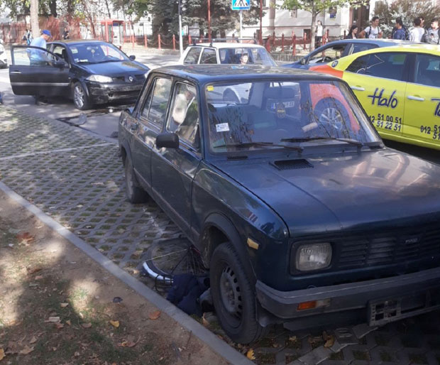 НЕОБИЧАН УДЕС: „Рено“ ударио у „заставу“, а она у бициклисту 