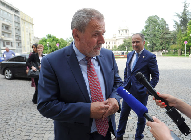 ЗЛОУПОТРЕБИЛИ НОВАЦ НАМЕЊЕН НАЈСИРОМАШНИЈИМА: Куне гомилају, кирију не плаћају