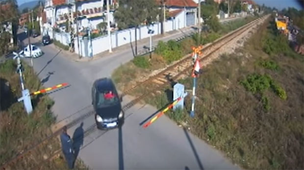 ПОСЛЕ СНИМАКА БАХАТОГ ПОНАШАЊА ВОЗАЧА: Инфраструктура железница Србије одлучила да почне са подношењем пријава