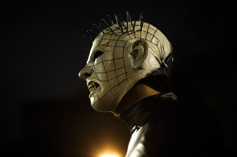 БАНДИТИ ХАРАЛИ ПАРИЗОМ: Искористили Ноћ вештица да пљачкају продавнице (ВИДЕО)