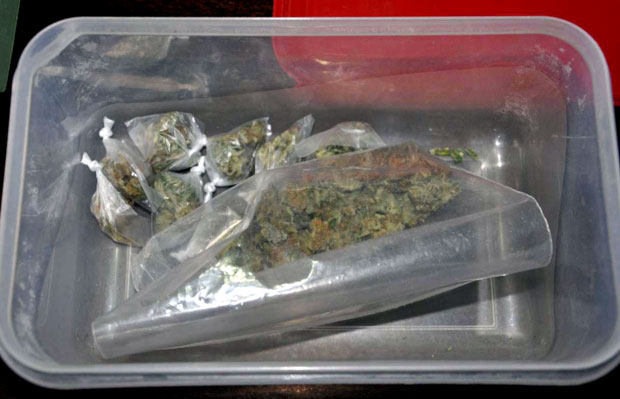 Крио кесице кокаина и марихуане у џеповима и коферу