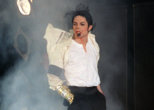 И МРТАВ ЗАРАЂУЈЕ: Мајкл Џексон најплаћенији покојник по Форбсу