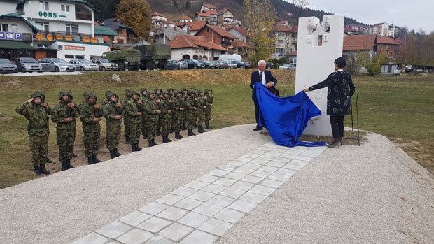 ЗАХВАЛНОСТ ЈУНАЦИМА: У Новој Вароши откривен споменик ратницима из ратова 1912-1918. године