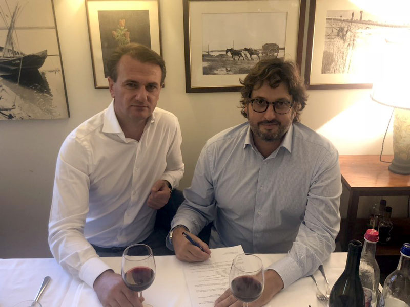 ТРИНКИЈЕРИ ТРИ ГОДИНЕ НА КЛУПИ ПАРТИЗАНА: Потпис уз чашу вина