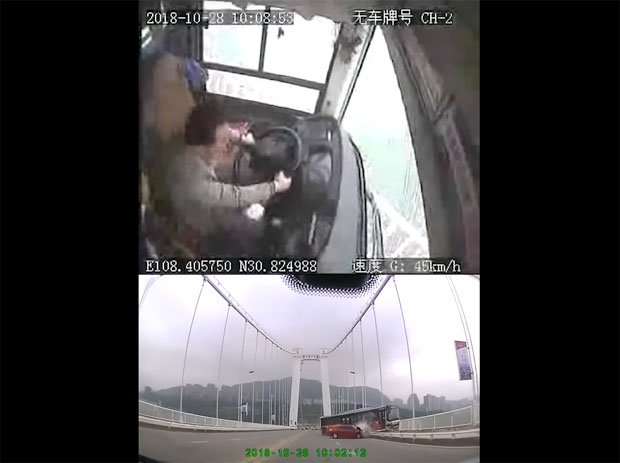 ТРЕНУЦИ ПРЕ ТРАГЕДИЈЕ: Тукла возача аутобуса и одвела у смрт 13 људи (ВИДЕО)