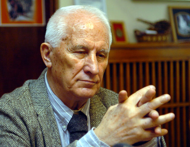 БЕЋКОВИЋ О ЗАБРАНИ УЛАСКА У ЦРНУ ГОРУ: Импонује ми да једној чланици НАТО пакта безбедност угрожава један песник