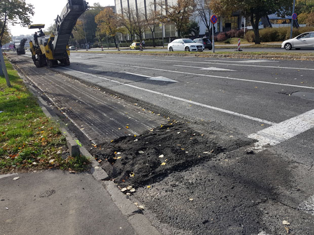 РЕКОНСТРУКЦИЈА БУЛЕВАРА: Постављају асфалт ка Земуну